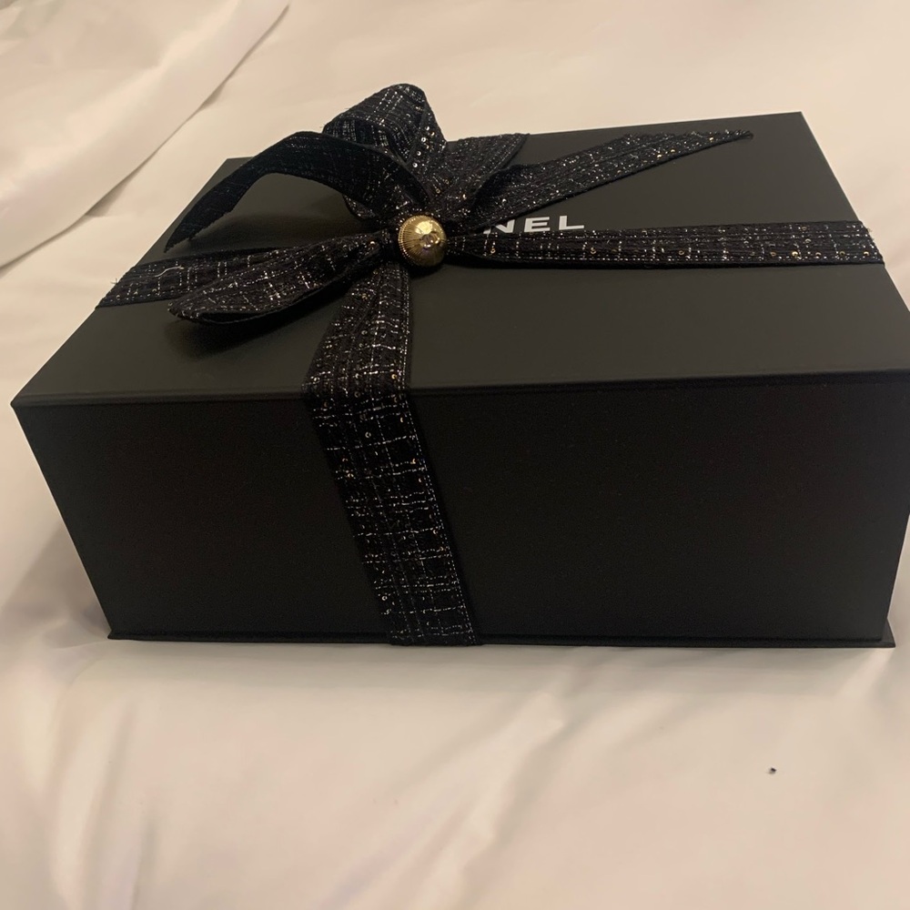 Authentic beautiful Chanel
Box with seasonal fabric ribbon and pin/ button